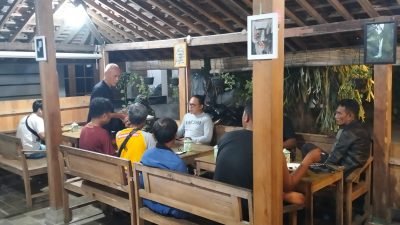 Kumpul Bareng dan Mengudap Bersama, Upaya Merawat Kelompok Ronda Agar Kompak