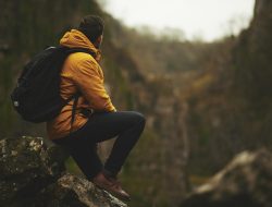 6 Rekomendasi Jaket Hiking Terbaik, Berkualitas dan Cocok di Iklim Indonesia
