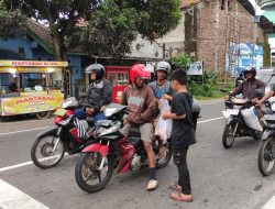 Guna Menumbuhkan Toleransi dan Kebersamaan Siswa, SD Marsudirini Boro Berbagi Takjil di Perempatan Dekso