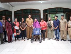 Melalui Program JPS, Wabup Sleman Serahkan Bantuan Kursi Roda dan Kruk