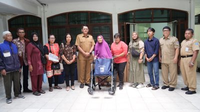 Melalui Program JPS, Wabup Sleman Serahkan Bantuan Kursi Roda dan Kruk