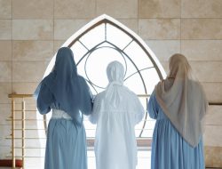 Hukum Itikaf di Masjid untuk Wanita Ketika Malam Lailatul Qadar: Boleh Atau Sebaiknya di Rumah?