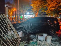 Mobil Tabrak Pedagang dan Sejumlah Kendaraan yang Parkir di Pasar Demangan