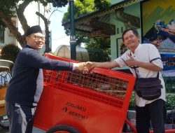 Serahkan Gerobak Sampah untuk Warga Rusunawa Jogoyudan, Pemkot Yogyakarta Pesan Jaga Kebersihan