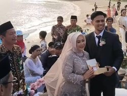 Kelapa Muda sebagai Mahar, Acara “Nikah Bareng sunset love ceremony ..” Berlangsung Sakral di Pantai Sundak