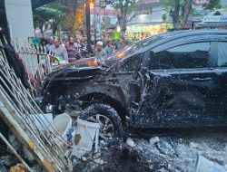 Hilang Kendali! Innova Tabrak Panther dan 3 Sepeda Motor, Dua Pedagang Luka-Luka
