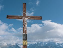 7 Puisi Jumat Agung, Mengenang Wafat Yesus, Refleksi Bermakna