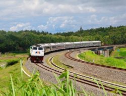 Memandang Indahnya Bumi Menoreh Kulon Progo dari Atas Kereta Api