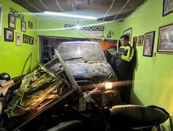 VIRAL! Mobil Panther Terobos Lampu Merah, Tabrak Mobil & Rumah di Jogja, Pengemudi Diduga Mabuk