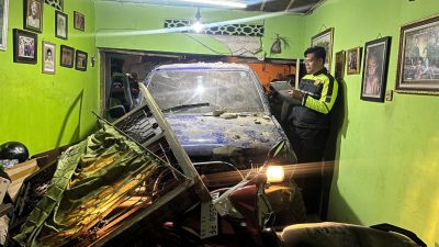 VIRAL! Mobil Panther Terobos Lampu Merah, Tabrak Mobil & Rumah di Jogja, Pengemudi Diduga Mabuk