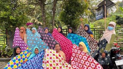 Dosen Prodi Teknik Industri UWM Gelar Penyuluhan dan Pelatihan Pembuatan Kain Shibori