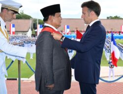 Presiden Macron secara langsung menyematkan medali kepada Presiden Prabowo. (Foto: Istimewa)
