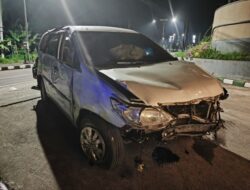 Di Kulon Progo, Pengendara Toyota Tabrak Tembok Taman dan Terguling