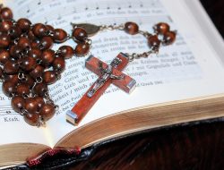 Teks Doa Rosario 9 Mei 2025: Peristiwa Sedih dan Renungannya