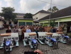 Gunungkidul Terima Bantuan Rice Transplanter, Bupati Endah Dorong Regenerasi Petani Muda
