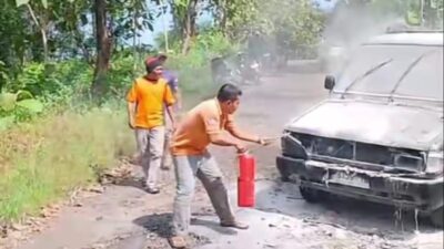 Mobil Kijang Terbakar di Saptosari, Petugas dan Warga Sigap Padamkan Api