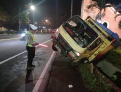 Muatan Berlebih, Truk Pasir Gagal Tanjak di Tikungan Slumprit, Mundur dan Tabrak Tebing