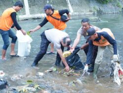 Bersih-Bersih Sungai Code, Polda DIY dan Polresta Yogyakarta Angkut Puluhan Karung Sampah Tahun 2025