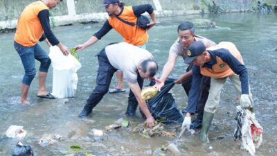 Bersih-Bersih Sungai Code, Polda DIY dan Polresta Yogyakarta Angkut Puluhan Karung Sampah Tahun 2025
