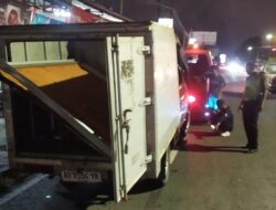 Truk Box Terguling Hantam Motor dari Arah Berlawanan, Satu Korban Dilarikan ke RS Sarjito 