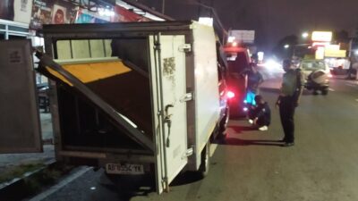 Truk Box Terguling Hantam Motor dari Arah Berlawanan, Satu Korban Dilarikan ke RS Sarjito 