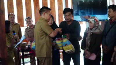 Pemkab Gunungkidul Bagikan 144 Pasang Ayam Kampung di Kapanewon Playen untuk Cegah Stunting Anak
