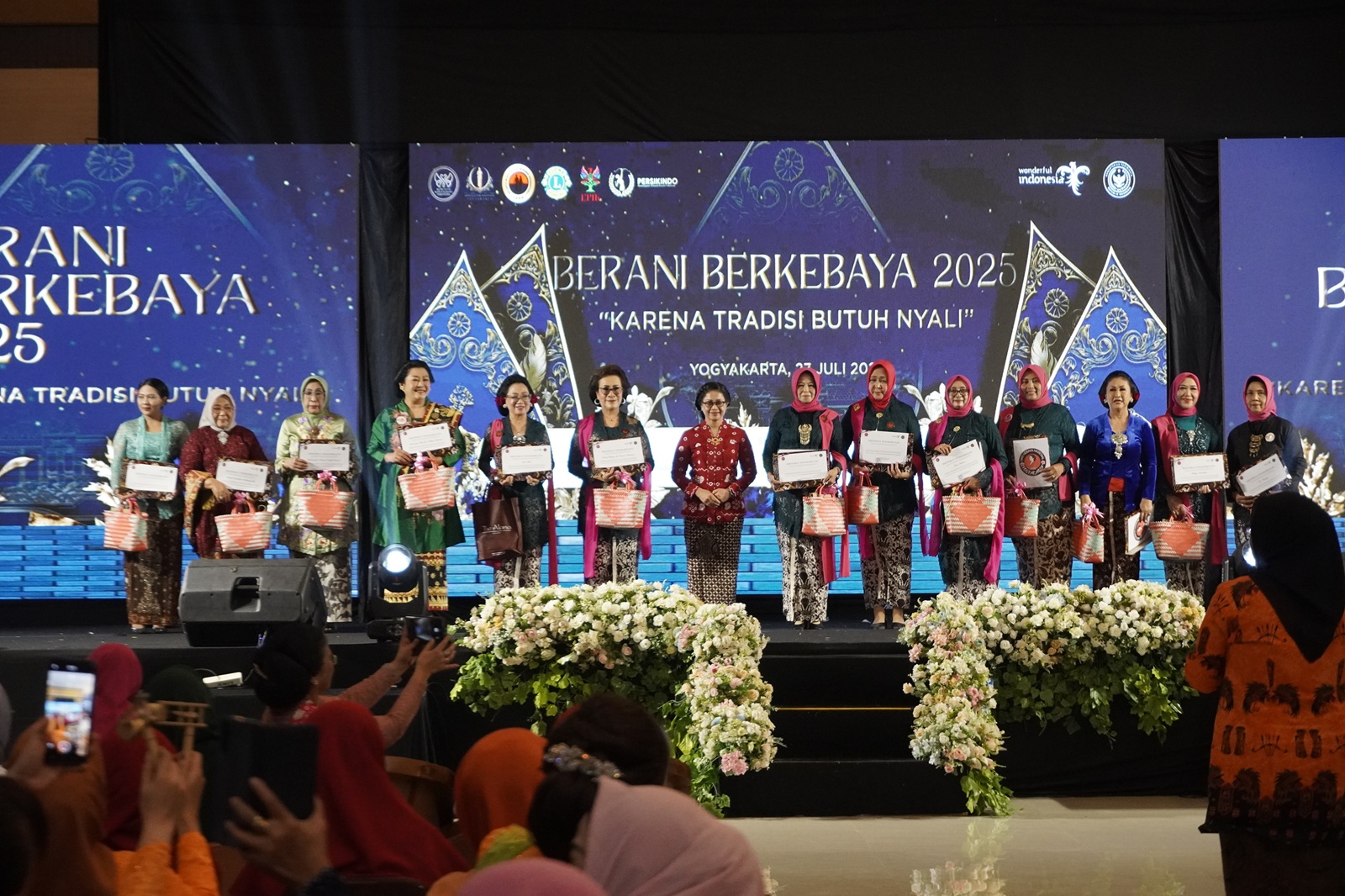 Pemda DIY serukan kebaya sebagai bahasa perempuan Nusantara; Berani Berkebaya 2025 jadi momentum rawat nilai budaya di era digital.