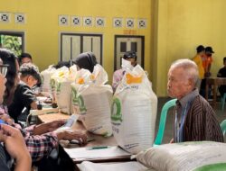 Perum BULOG Kanwil Yogyakarta Salurkan Bantuan Pangan Beras di Minggir Sleman