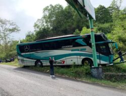 Rem Bus Rombongan Magelang Bermasalah di Turunan Menikung, Tabrak Baliho sebelum TPR Baron Gunungkidul