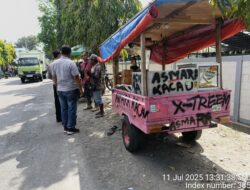 Tossa Pink Tabrak Gerobak Cilok di Bantul, Dagangan Berserakan di Aspal