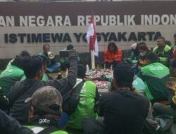 Ojol Yogyakarta Gelar Tabur Bunga dan Salat Gaib untuk Rekan yang Tewas dalam Demo Jakarta