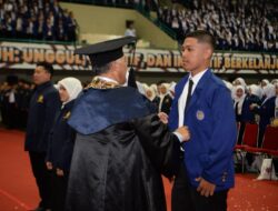 Gibran Mewakili Mahasiswa Baru Mengenakan Jas Almamater dalam Acara Pembukaan Kegiatan PKKMB UNY 2025