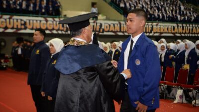 Gibran Mewakili Mahasiswa Baru Mengenakan Jas Almamater dalam Acara Pembukaan Kegiatan PKKMB UNY 2025