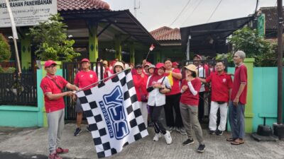 Memeriahkan HUT ke-80 RI, Warga RW03 Langenastran Lor Jalan Sehat Keliling “Njeron Beteng” Sisi Timur