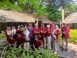 Guna Pengembangan dan Memajukan Lembah Si Cangkring, Tim PkM FE-UMBY Ajak Pengelola Studi Banding ke Semilir Food & Games