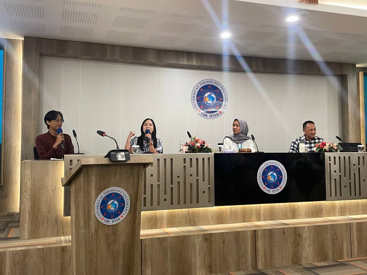 Inspirasi dari Clara Okta, Erik Uncoro, & Sunti Melati di UTY: bahas kreativitas digital & AI dalam Agres Goes to Campus 2025.