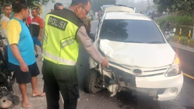 Xenia Hantam Motor: Pengemudi Ugal-ugalan di Tikungan Patuk, Dua Korban Terluka Serius