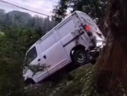 Melaju Kencang: Grand Max Hilang Kendali dan Terperosok ke Parit di Kulon Progo