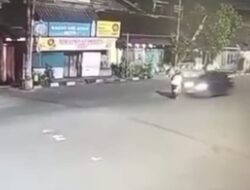 Ngeri! Emak-Emak Terpental, Salto Tiga Kali usai Dihantam Mobil di Simpang Empat Bugisan