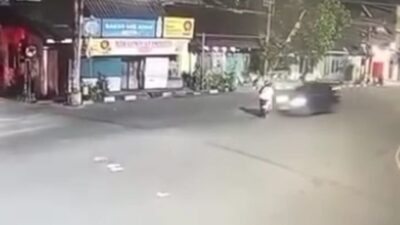 Ngeri! Emak-Emak Terpental, Salto Tiga Kali usai Dihantam Mobil di Simpang Empat Bugisan