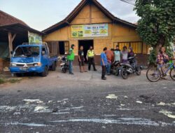 Diseruduk Pickup saat Menunggu Lampu Merah: Dua Motor Terpental dan Pengendara Dilarikan ke Rumah Sakit