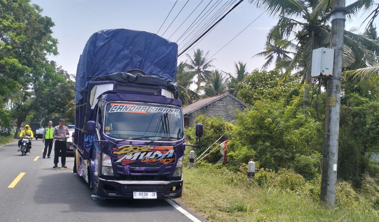 Remaja Asal Wates Seruduk Truk