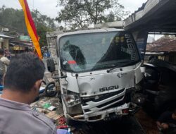 Pedagang Pisang Molen di Rongkop Alami Luka Parah, Truk Batu Tabrak Lapak usai Hindari Innova