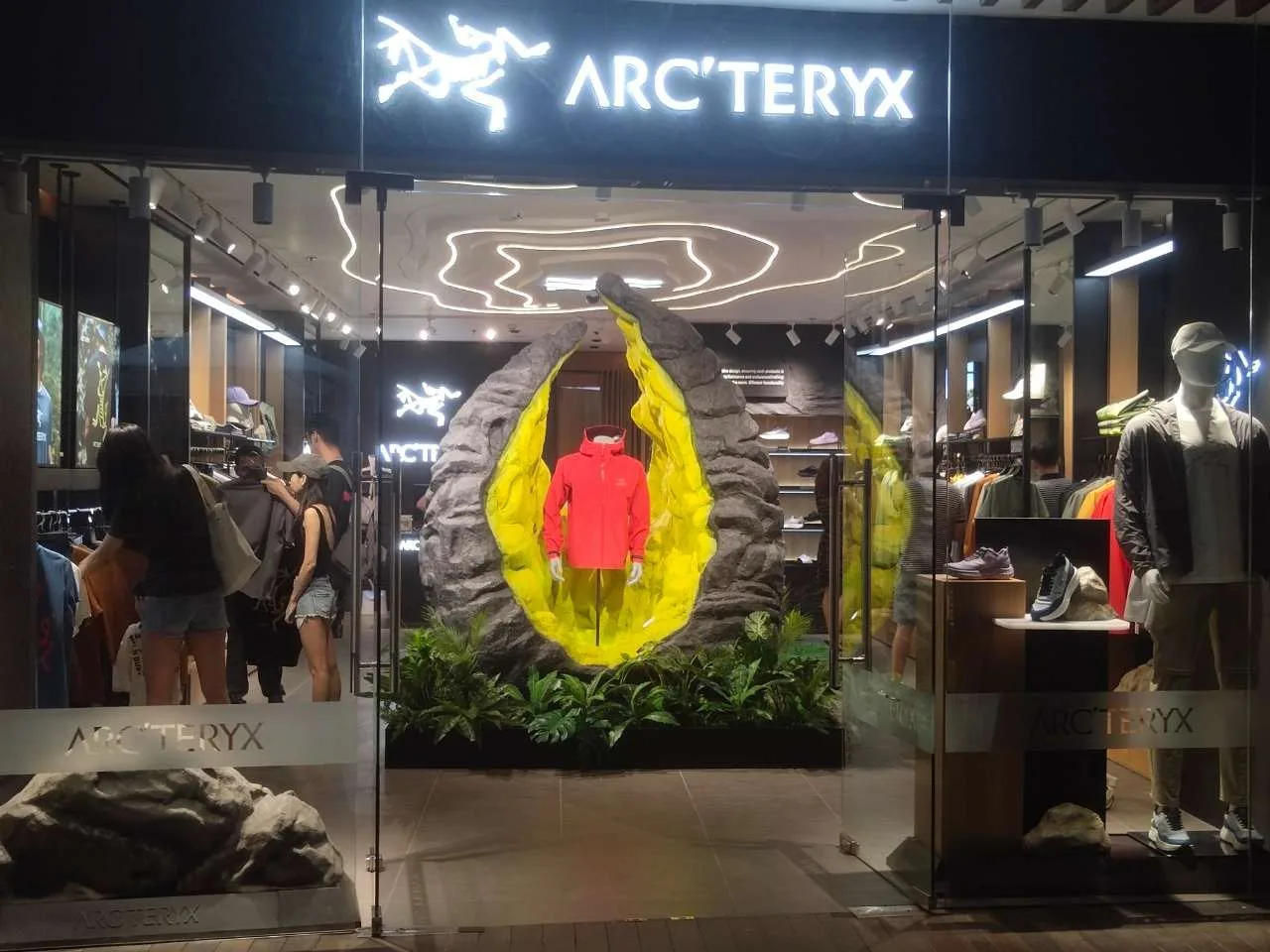 Polemik keaslian produk Arcteryx Indonesia masih bergulir. Amer Sports Kanada menegaskan outlet di Jakarta dan Bali tidak resmi, sementara kasus serupa juga muncul di negara lain. Konsumen diminta waspada karena produk tanpa garansi resmi berisiko merugikan.