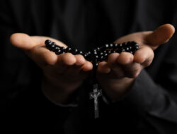 Panduan Doa Rosario Hari Sabtu, 18 Oktober 2025: Peristiwa Apa?