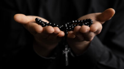 Panduan Doa Rosario Hari Sabtu, 18 Oktober 2025: Peristiwa Apa?