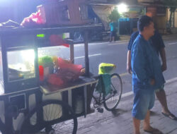 Ditabrak Motor dari Belakang, Gerobak Pedagang Sate di Bantul Rusak dan Dagangan Berserakan