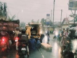 Jalan Licin, Mahasiswi Imogiri Tergelincir dan Cium Aspal di Depan Bank BRI Blawong