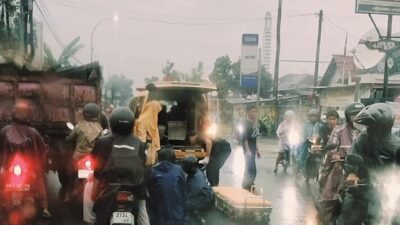 Jalan Licin, Mahasiswi Imogiri Tergelincir dan Cium Aspal di Depan Bank BRI Blawong