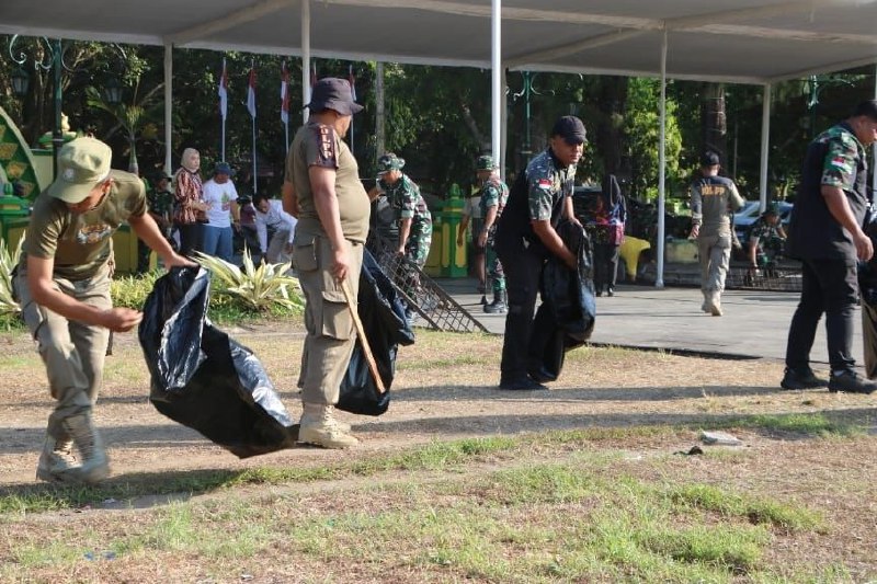 Kerja Bakti di Alun-Alun Wates